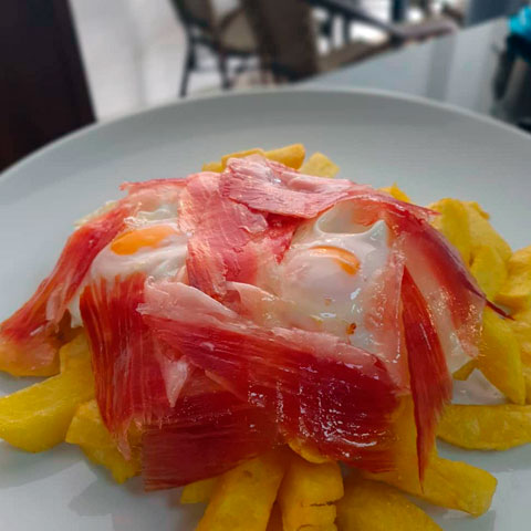 Huevos rotos de La Monda24 Restaurante en Mataro