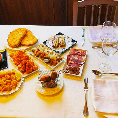 Mesa del restaurante La Font de Prades en el Poble Espanyol de Barcelona